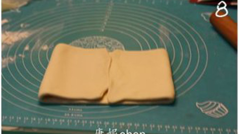 法式酥皮,将两边的面团向中间折叠