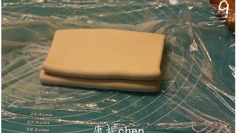 法式酥皮,将长方形的面团4折，用保鲜膜包好放进冰箱冷藏静置1小时。