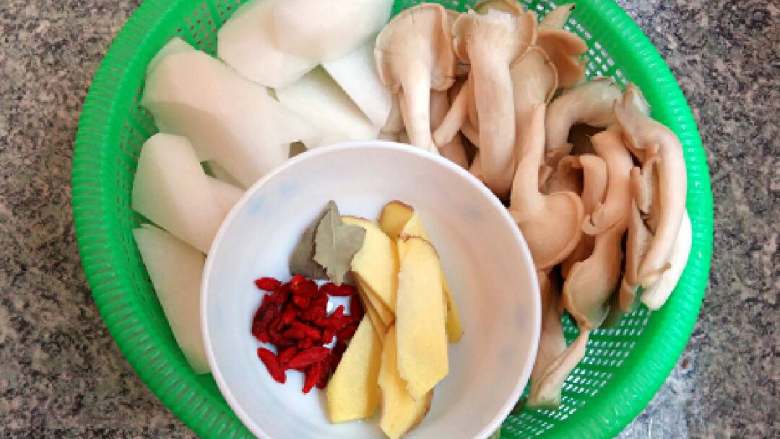 萝卜骨头汤+#夏天的味道#,白萝卜去皮切滚刀块，袖珍菇洗净生姜切片备用。