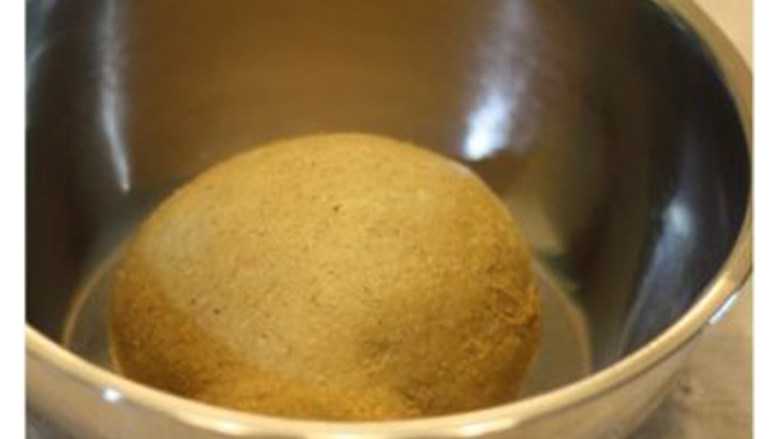 【金枪鱼沙拉汉堡包】,把高筋面粉、黑苦荞粉、盐、砂糖、鸡蛋液水和干酵母粉一起放在面包机桶里，搅拌成光滑面团。