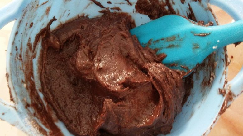 巧克力磅蛋糕,取一部分蛋白加入到可可面糊中切拌均匀。