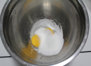【乳酪香草冰激凌】最治愈的冰激凌,蛋黄加细砂糖。