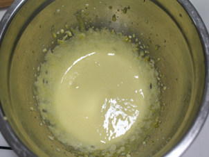 【乳酪香草冰激凌】最治愈的冰激凌,打至蛋黄体积变大，颜色变浅。