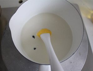 【乳酪香草冰激凌】最治愈的冰激凌,煮至牛奶微开，但是开没滚开，看着牛奶的边缘微微的冒小小的气泡就可以了。