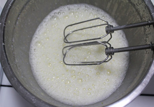 【乳酪香草冰激凌】最治愈的冰激凌,把牛奶一点一点的混入蛋黄中，边倒边搅拌，千万不要一下子把牛奶全部倒入蛋黄里，这样就变成蛋花汤啦！