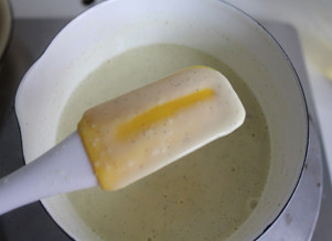 【乳酪香草冰激凌】最治愈的冰激凌,把混合好的牛奶蛋黄液重新加热，小火，加热到浓稠程度为，蛋奶液挂在刮刀上用手一划能有不消失的痕迹就可以了。