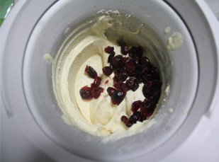 【乳酪香草冰激凌】最治愈的冰激凌,制作快完成的时候，放入蔓越莓干，搅拌均匀就可以了！做好的冰激凌放入冰箱冷冻保存！