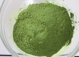 抹茶红豆冰激凌】夏日里那一抹清凉的绿色 ,将一半量的砂糖和抹茶粉混合均匀。