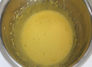 抹茶红豆冰激凌】夏日里那一抹清凉的绿色 ,蛋黄加入剩下的砂糖较大至体积蓬松颜色发浅。
