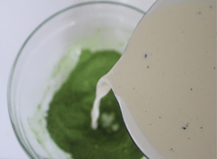 抹茶红豆冰激凌】夏日里那一抹清凉的绿色 ,把热好的牛奶冲入抹茶粉里。