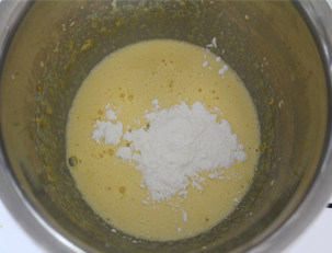 抹茶红豆冰激凌】夏日里那一抹清凉的绿色 ,在打好的鸡蛋黄里加入玉米淀粉混合均匀。
