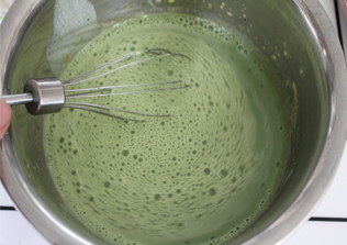 抹茶红豆冰激凌】夏日里那一抹清凉的绿色 ,把抹茶牛奶液慢慢冲入蛋黄里，边冲边搅拌均匀。