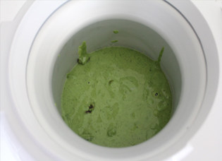 抹茶红豆冰激凌】夏日里那一抹清凉的绿色 ,煮好的冰激凌液放凉，放入冰激凌机，制作完成即可，快做好的时候放入蜜红豆搅拌均匀即可，冷冻保存！