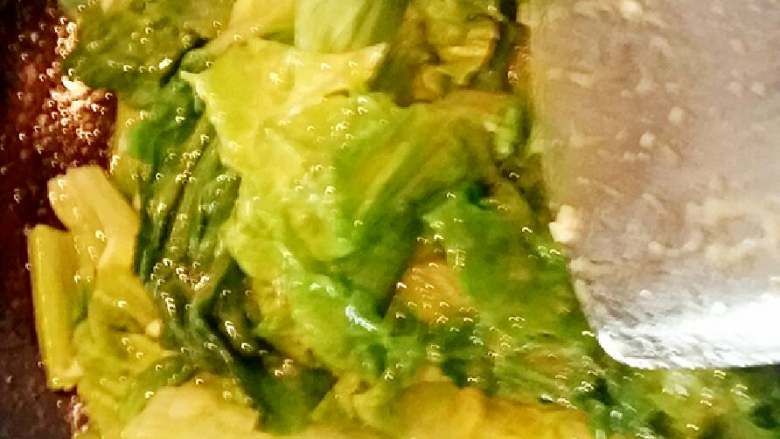 清炒生菜+#夏天的味道#,先把茎部分倒进去翻炒一下，再加入上面叶部分煸炒。