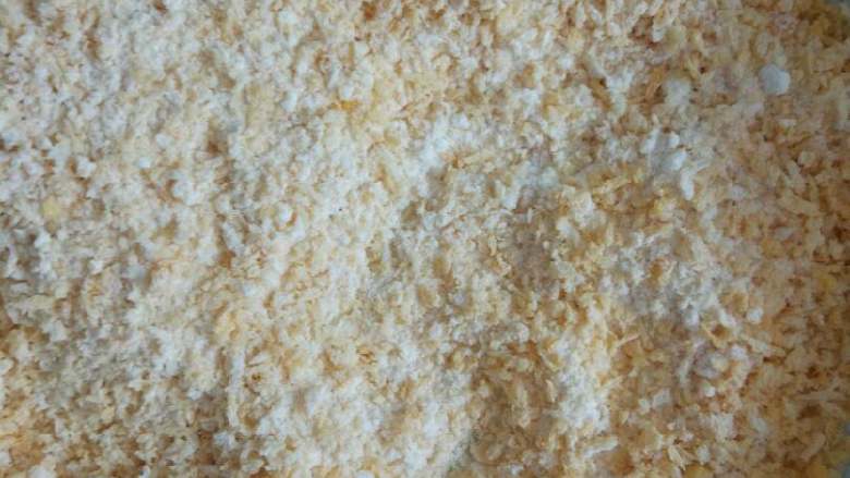自制炸鸡排,适量面包糠倒入盘子里，再加入1/2量的面粉，搅拌均匀
