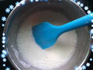 精美米面凉糕“夏天的味道”,凉糕粉倒入盆中加入500克凉开水搅拌均匀，放置30分钟