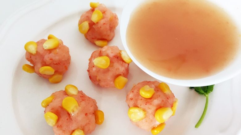 黄金玉米鲜虾球—虾肉的鲜美与玉米的清甜,趁热赶紧淋在虾球上，不仅可以提味还可以提色。
