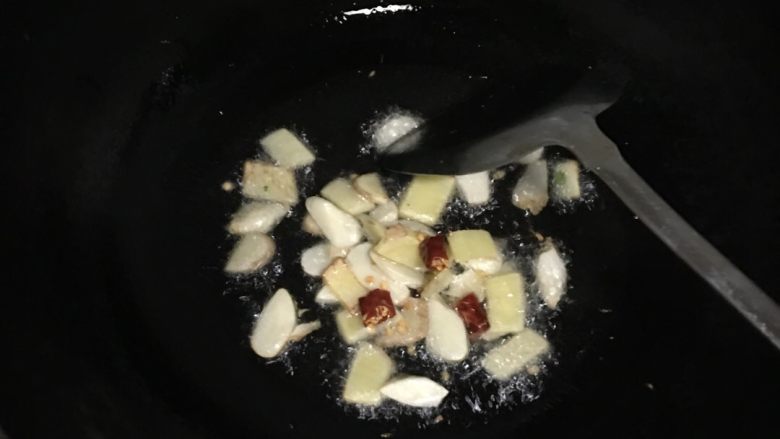 牛肉粉,锅内油烧热后先倒入姜蒜翻炒几下，再放入辣椒翻炒两下。