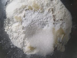 太阳花蛋黄月饼#中秋食饼记# ,花生油加温至五六十度。面粉、白糖、花生油和匀