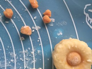 太阳花蛋黄月饼#中秋食饼记# ,红薯泥柔成小丸子，如图