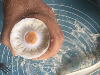 太阳花蛋黄月饼#中秋食饼记# ,模具刷上干粉，把小红薯丸子放中间，如图