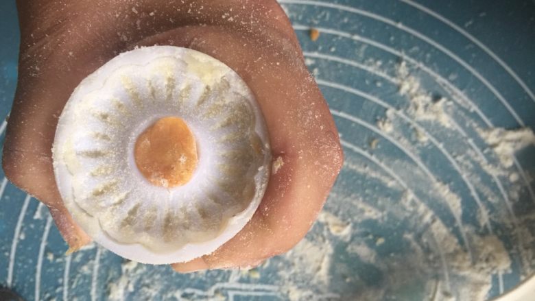 太阳花蛋黄月饼#中秋食饼记# ,模具刷上干粉，把小红薯丸子放中间，如图