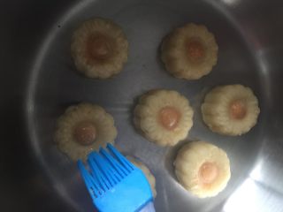 太阳花蛋黄月饼#中秋食饼记# ,刷油后烤20分钟