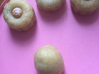 太阳花蛋黄月饼#中秋食饼记# ,面团压成饼，中间再放红薯和咸鸭蛋黄。