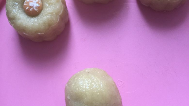 太阳花蛋黄月饼#中秋食饼记# ,面团压成饼，中间再放红薯和咸鸭蛋黄。