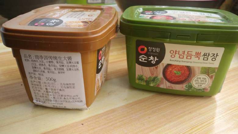 酱汁焖锅,我买的是韩式大酱和辣酱。也可以用家里的豆瓣酱和蒜蓉辣酱代替