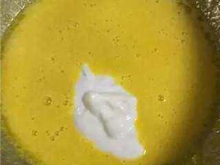 酸奶戚风蛋糕,将酸奶加入上述蛋黄糊中，机修搅拌均匀；
