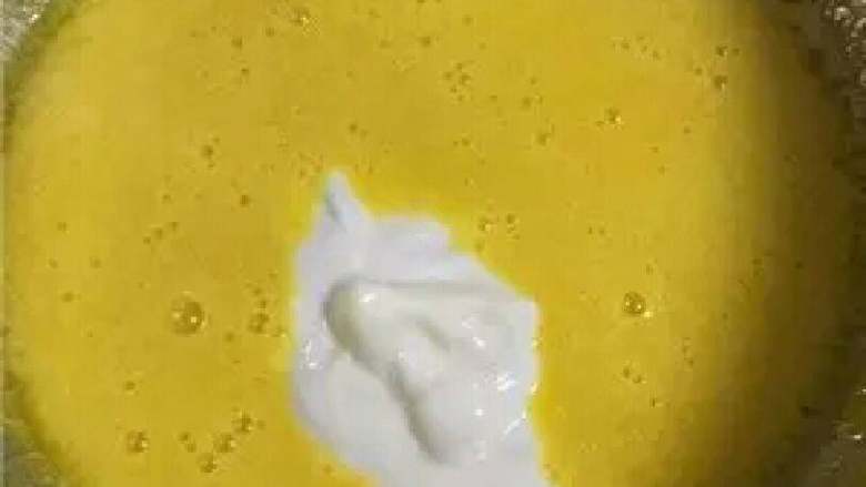 酸奶戚风蛋糕,将酸奶加入上述蛋黄糊中，机修搅拌均匀；