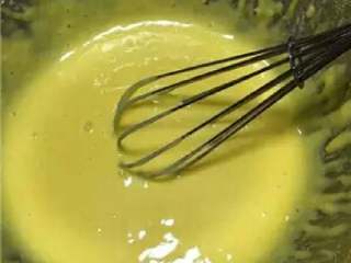 酸奶戚风蛋糕,边转盆边用手动打蛋器搅拌均匀至无干粉颗粒状态