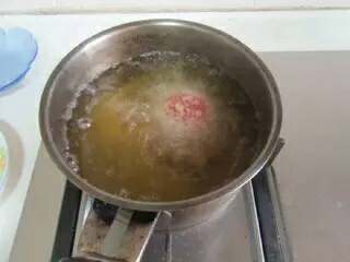 四喜丸子,锅中烧热油，六、七成热时下入刚团好的丸子炸