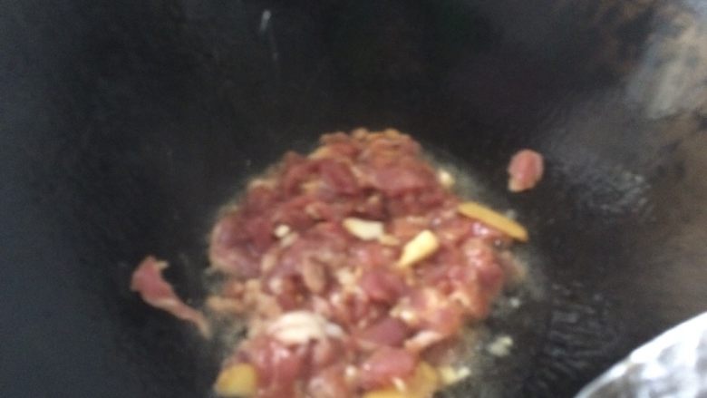 香菇炒肉片,不用洗锅了，加入适量的油，油热了，把腌制好的瘦肉倒入，翻烧