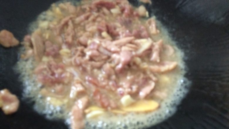 香菇炒肉片,加入少量的高汤，煮到七分熟时