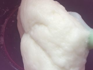 红豆沙冰皮月饼#中秋食饼记#,和匀，和到手不粘，如会粘，加入些熟糯米粉柔