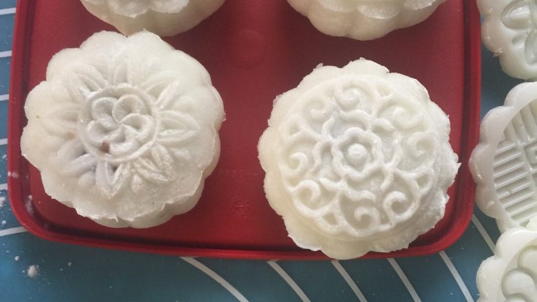 红豆沙冰皮月饼#中秋食饼记#,用模具制作，将熟糯米粉摸在模具上，(使其不粘模具)，然后压成型