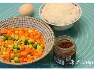 【XO酱炒饭】,胡萝卜切丁，玉米棒切出玉米粒，剩米饭一碗
