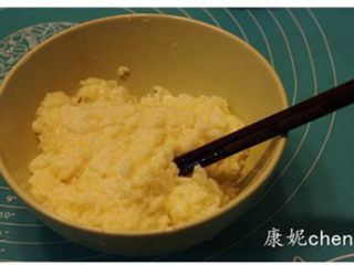 【XO酱炒饭】,米饭用鸡蛋拌匀