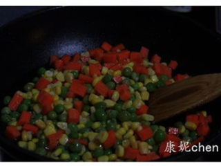【XO酱炒饭】,炒锅烧热油，放入胡萝卜粒、玉米粒和青豆，炒熟