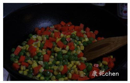 【XO酱炒饭】,炒锅烧热油，放入胡萝卜粒、玉米粒和<a style='color:red;display:inline-block;' href='/shicai/ 456'>青豆</a>，炒熟