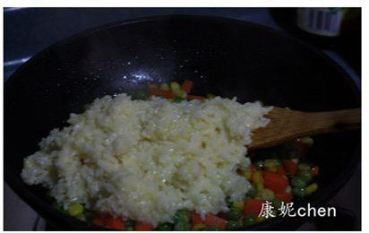 【XO酱炒饭】,放入米饭，翻炒