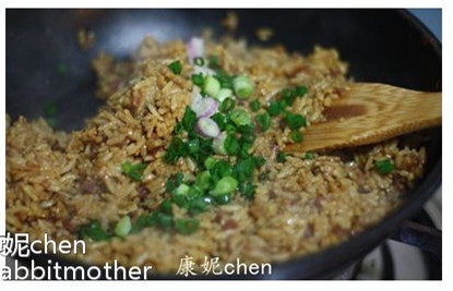 【酱油炒饭】,炒熟腊肠丁后倒入拌匀的米饭，翻炒均匀
