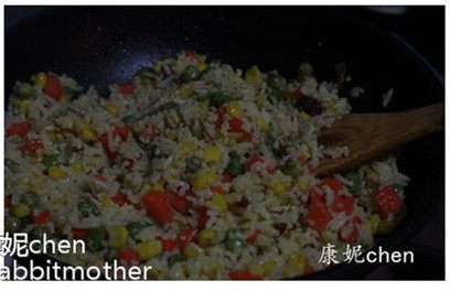 【酱油炒饭】,当米饭中的蛋液炒熟，撒上准备好的葱粒，翻炒即可