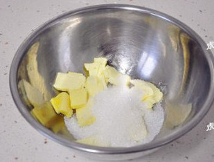 风靡网络的代餐饼-红豆薏仁茯苓饼,黄油室温软化至牙膏般柔软，然后加入白糖粉。