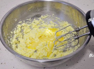 风靡网络的代餐饼-红豆薏仁茯苓饼,打散的蛋液，分两次加入，每次都搅打均匀，让蛋液彻底的跟黄油融合。