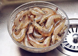 一烤即成的麻辣孜然脆皮虾,对虾洗净，然后分别将虾枪虾须剪去。