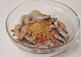 一烤即成的麻辣孜然脆皮虾,清理好的大虾放入碗中，加入所有调味料拌匀。