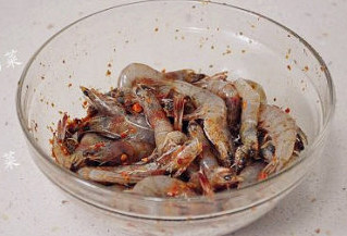 一烤即成的麻辣孜然脆皮虾,盖上盖子放冰箱冷藏腌制2小时左右。